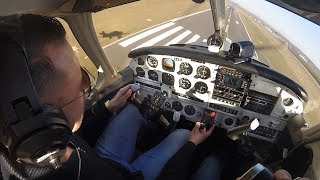 So wird ein Motorflugzeug geflogen  Von der FlugVorbereitung über das Cockpit bis zur Landung [upl. by Milissent665]