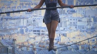 En équilibre sur un fil cette funambule traverse Montmartre [upl. by Naaman267]