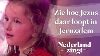 Nederland Zingt Zie hoe Jezus daar loopt [upl. by Aix]